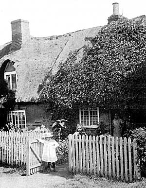 Thatched cottage in Clifton, c.1910. 