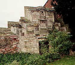 The gateway in the corner of the churchyard: "an uncommonly lavish piece of Early Tudor brickwork" according to Nikolaus Pevsner (photo: A. Nicholson, 2001).