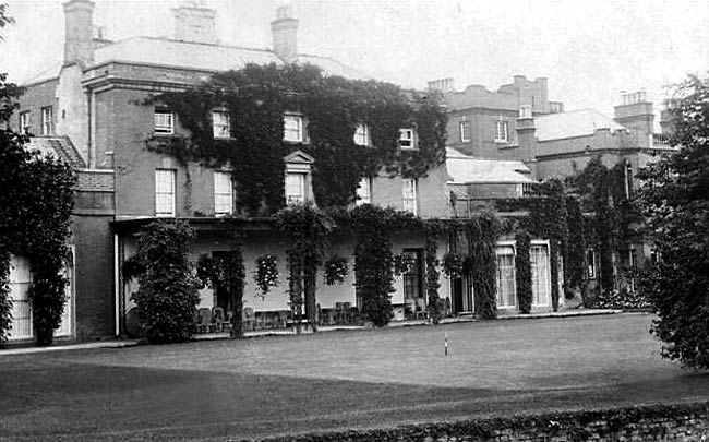 Wiseton Hall in the early 20th century. The hall was built in 1771 and was demolished in 1960. 